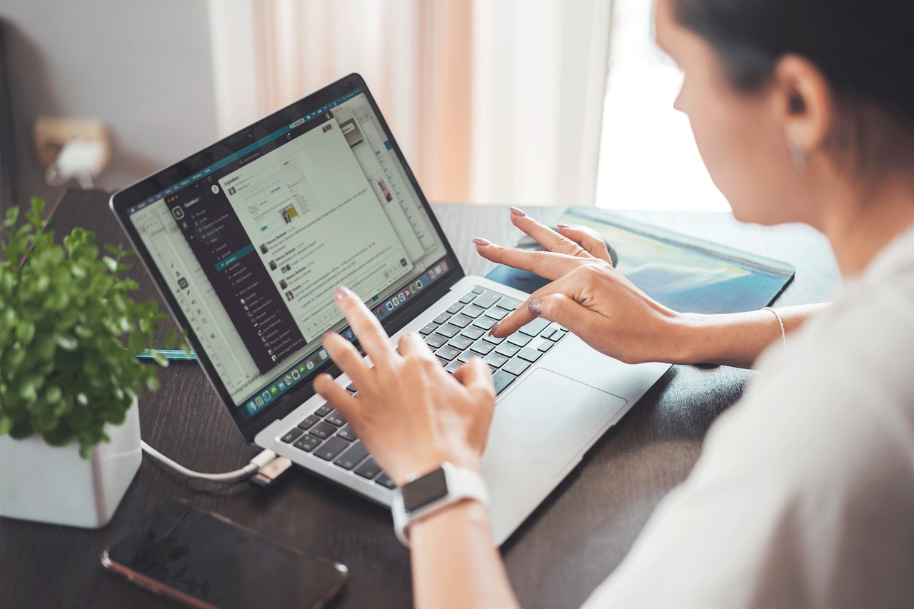 Personne travaillant sur ordinateur portable la communication de son association