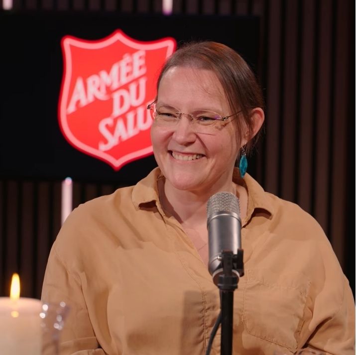 Congrégation de l'Armée du Salut Femme souriante devant un micro et logo Armée du Salut