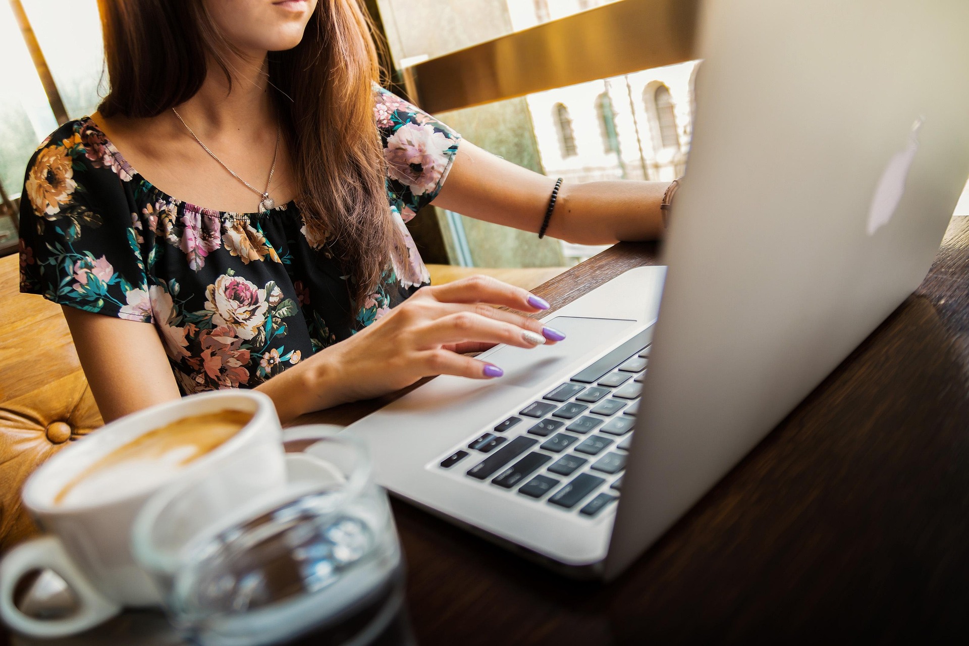 Femme travaillant sur un ordinateur portable dans un café